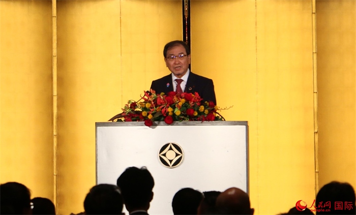 日本經(jīng)濟(jì)團(tuán)體聯(lián)合會會長十倉雅和發(fā)表致辭。人民網(wǎng) 許可攝
