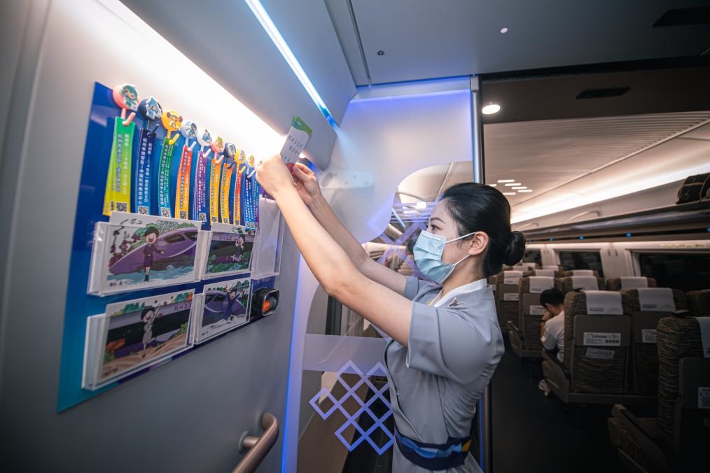 2023年9月16日，復(fù)興號(hào)亞運(yùn)智能動(dòng)車組列車正式載客運(yùn)營(yíng)。新華社記者 江漢 攝