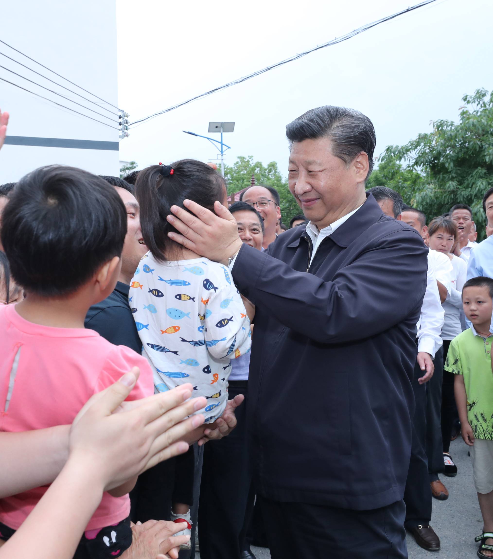 2019年5月20日，中共中央總書記、國家主席、中央軍委主席習(xí)近平深入贛南老區(qū)考察調(diào)研。這是習(xí)近平來到贛州市于都縣梓山鎮(zhèn)潭頭村親切看望老區(qū)群眾。新華社記者 鞠鵬 攝