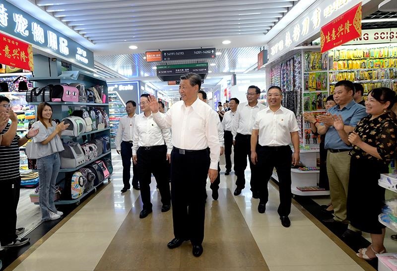 △2023年9月20日，習(xí)近平總書記在浙江義烏國際商貿(mào)城考察時(shí)，同商戶親切交流。