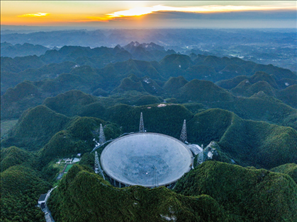 “中國天眼”全景（維護(hù)保養(yǎng)期間拍攝）。新華社記者 歐東衢 攝