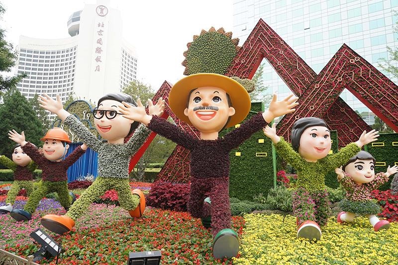△北京長(zhǎng)安街沿線的國慶“萬眾一心”主題立體花壇