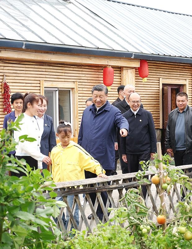 △2023年9月6日，習(xí)近平總書記在黑龍江漠河市北極村村民史瑞娟家的民宿小院考察。