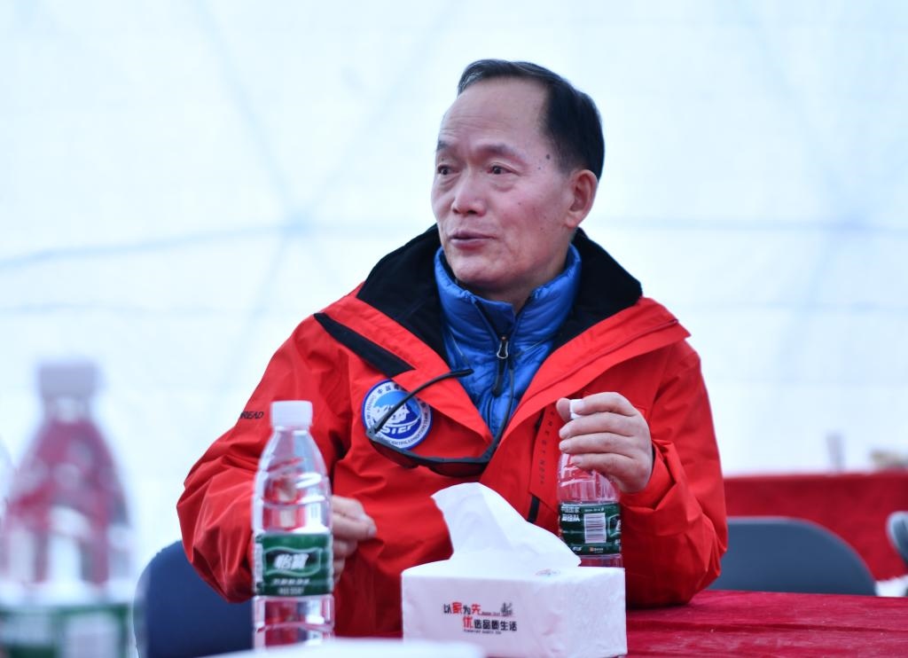 中國科學(xué)院院士、第二次青藏科考隊隊長姚檀棟在卓奧友峰登山大本營（9月29日攝）。新華社記者晉美多吉 攝