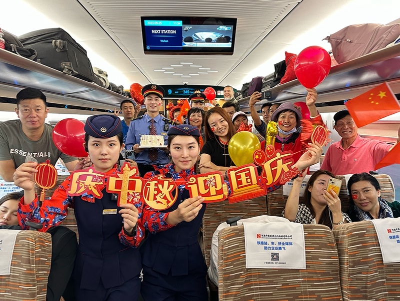 孫柄全與班組人員、旅客共同“慶中秋，迎國慶”。受訪者供圖