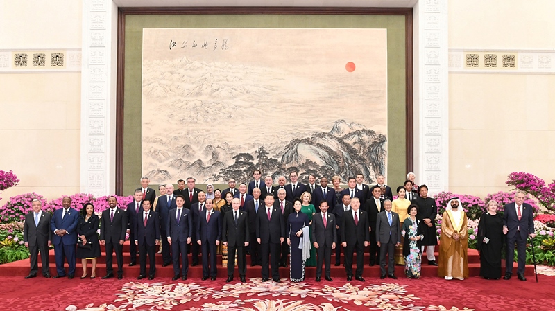 2019年4月26日，習近平主席和夫人彭麗媛在北京人民大會堂舉行宴會，歡迎出席第二屆“一帶一路”國際合作高峰論壇的外方領導人夫婦及嘉賓。這是習近平和彭麗媛同外方領導人夫婦及嘉賓合影留念。