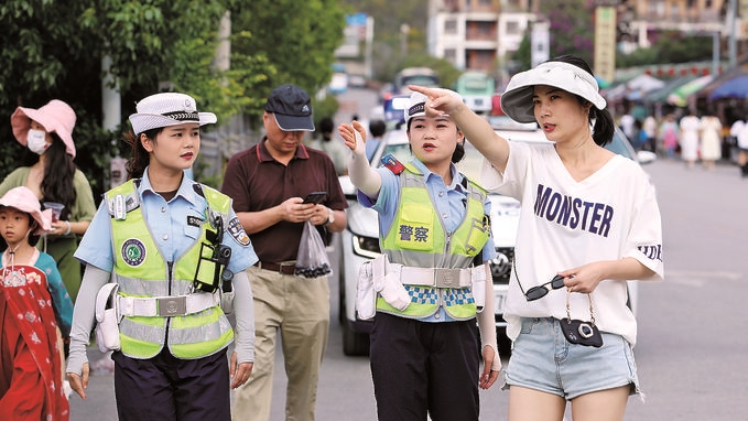 女子中隊(duì)隊(duì)員在小七孔景區(qū)給游客指路。莫玄毅攝