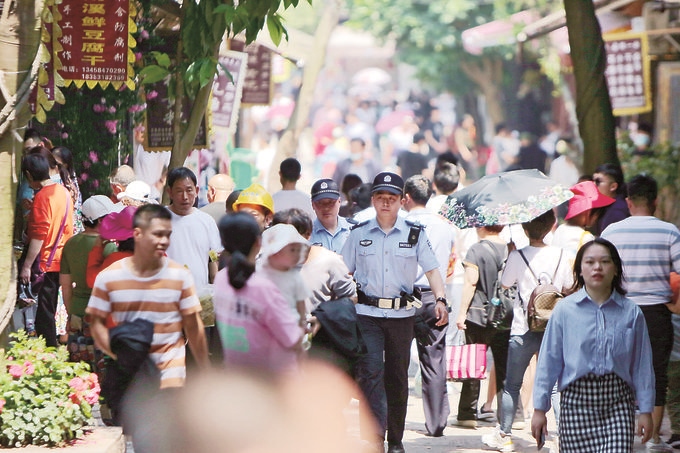 李莊派出所民警在古鎮(zhèn)景區(qū)巡邏。胡澎攝