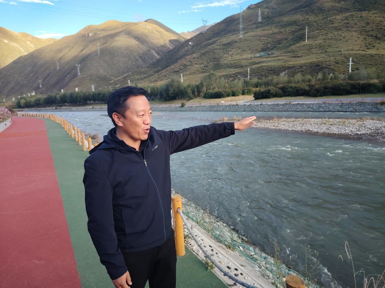新寨街道辦事處主任其梅昂江（扎曲河新寨街道段河長(zhǎng)）。受訪者供圖