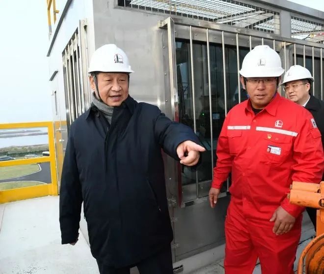 △2021年10月21日，習(xí)近平總書記來(lái)到勝利油田，看望慰問(wèn)石油工人。