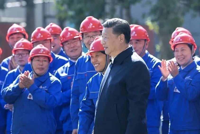 △2018年9月26日，習(xí)近平總書記來(lái)到中國(guó)一重集團(tuán)，同工人親切交流。