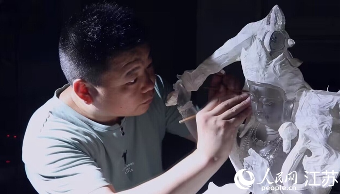 正在精雕細(xì)琢的東海水晶。 人民網(wǎng) 范堯攝