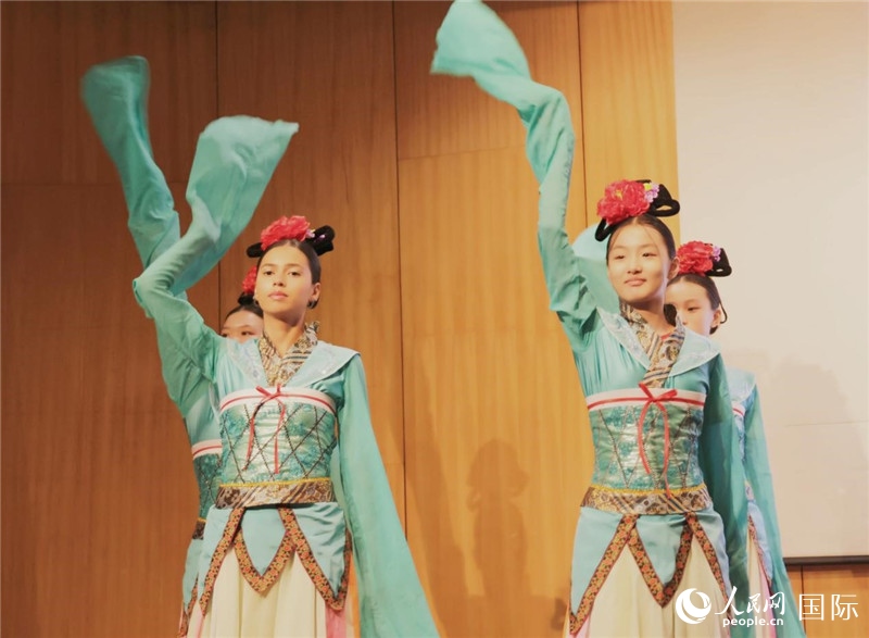 兩國(guó)文化志愿者共同表演中國(guó)傳統(tǒng)舞蹈。人民網(wǎng)記者 陳海琪攝