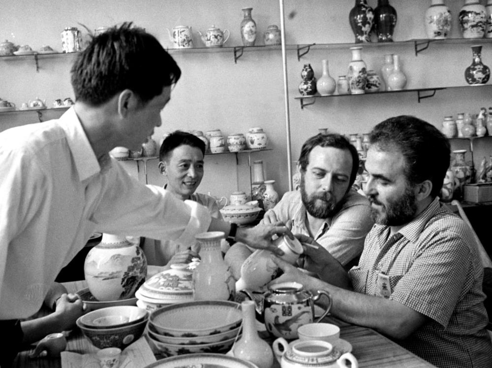 ↑ 在1978年的廣交會(huì)上，意大利客商在洽談選購(gòu)景德鎮(zhèn)瓷器。