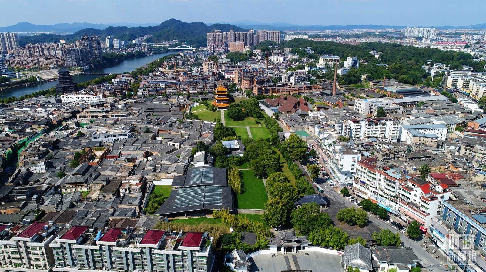 △景德鎮(zhèn)陶陽里歷史文化街區(qū)俯瞰。（總臺央視記者范凱拍攝）