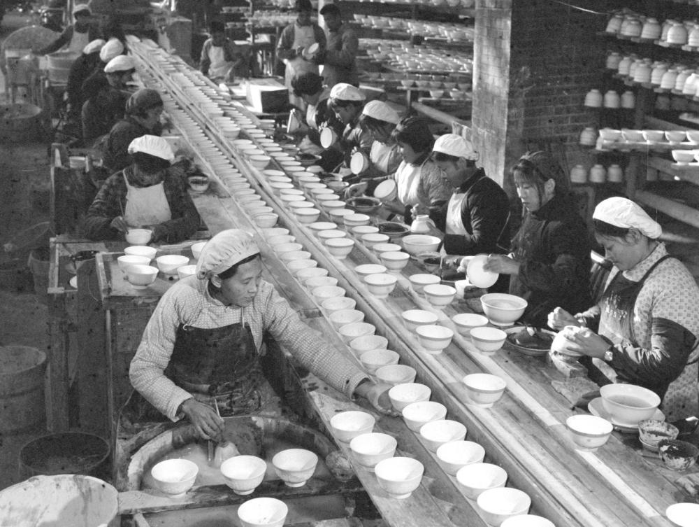 ↑ 1978年，景德鎮(zhèn)為民瓷廠工人生產(chǎn)日用瓷。