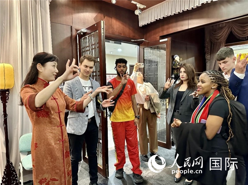 國際民間人士代表團參觀古北市民中心昆曲教室。人民網(wǎng)記者 周雨攝