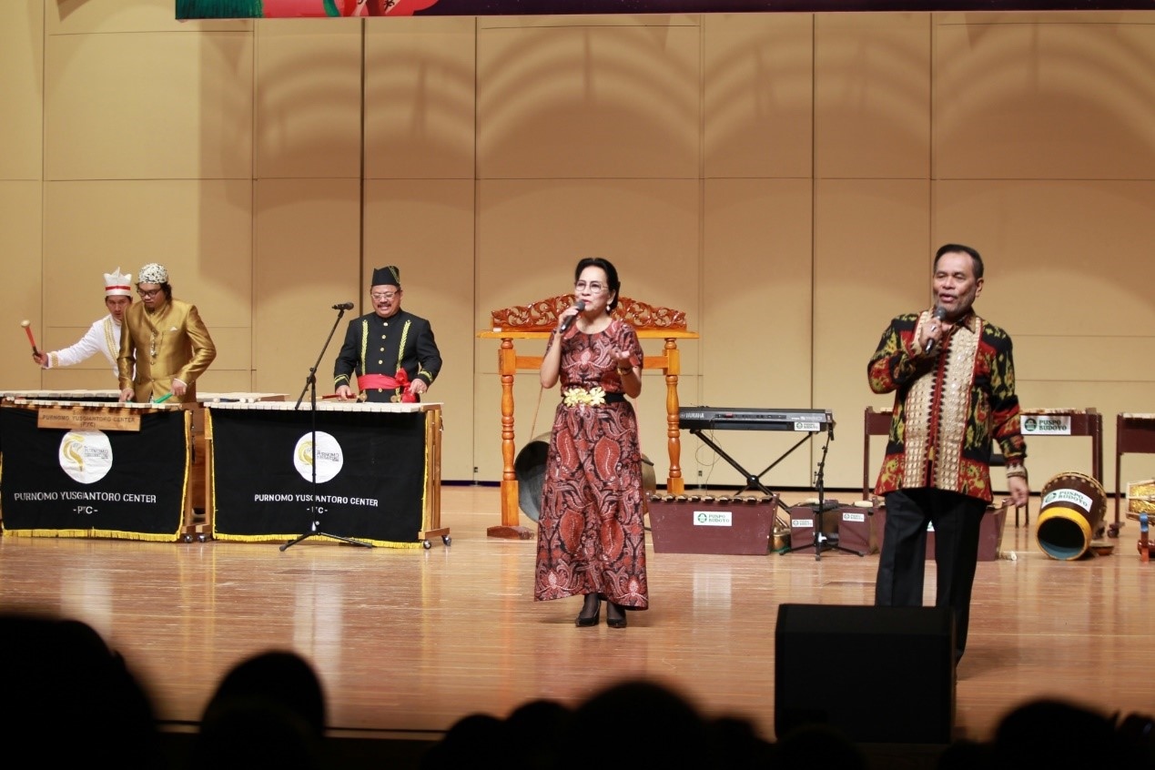 印尼駐華大使周浩黎及夫人艾茜薇演唱中文歌曲《月亮代表我的心》。印尼駐華大使館供圖