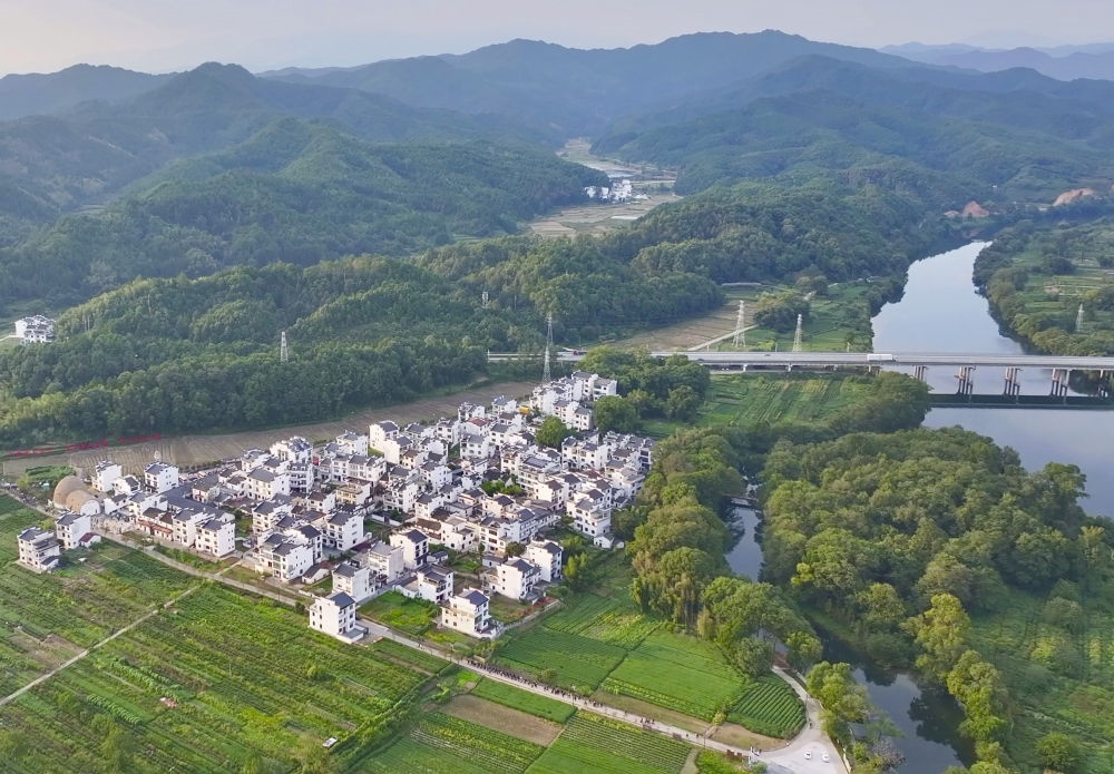 俯瞰婺源縣王村石門自然村（2023年10月11日攝）。