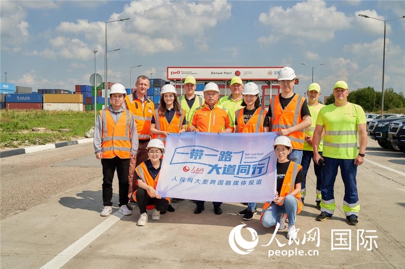 人民網(wǎng)記者在莫斯科別雷拉斯特物流中心采訪。
