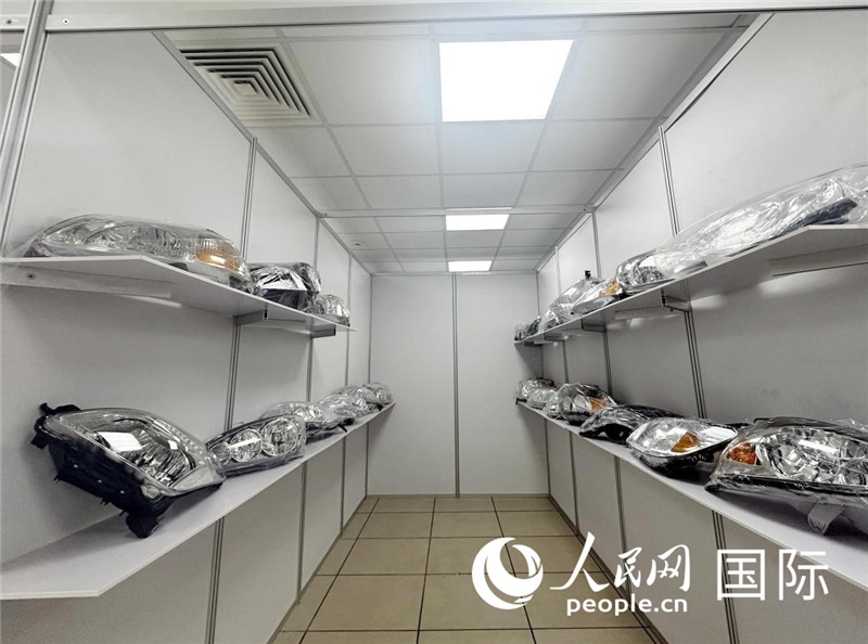 在位于莫斯科格林伍德國(guó)際貿(mào)易中心的浙江寧波優(yōu)質(zhì)商品展銷中心內(nèi)，展示著來自浙江寧波慈溪市的汽車配件樣品。人民網(wǎng)記者 申佳平攝