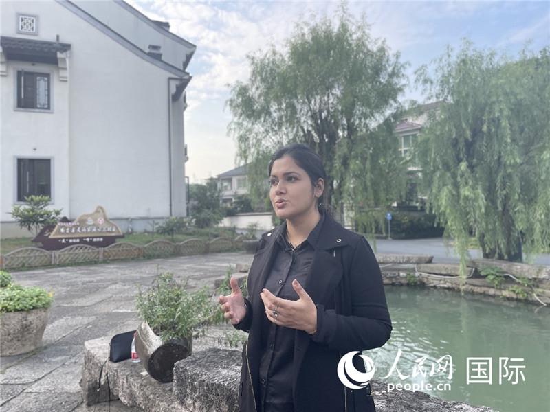 孟加拉國Channel 24電視頻道主持人伊斯拉特·阿敏在安吉接受記者采訪。人民網(wǎng)記者 張榮攝