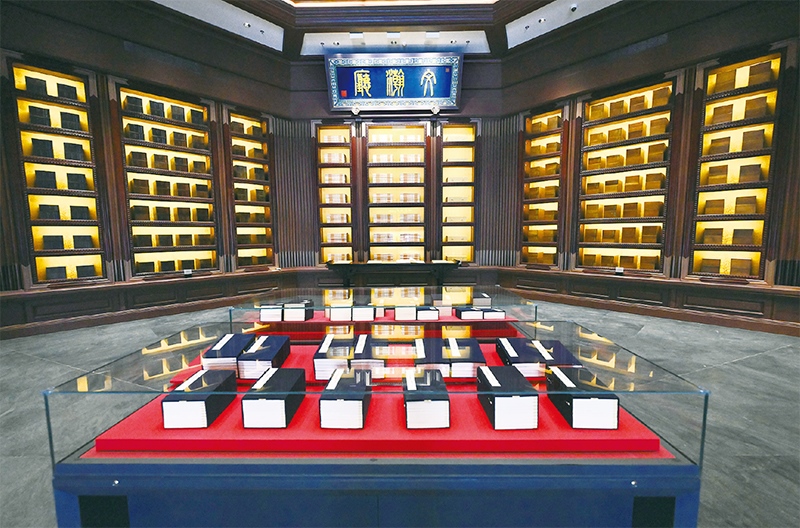 建設中國國家版本館，是以習近平同志為核心的黨中央作出的重大決策，是文明大國建設的基礎工程，是功在當代、利在千秋的標志性文化工程，充分體現(xiàn)了我們黨傳承發(fā)展中華文化的高度自覺、汲取歷史智慧更好走向未來的歷史主動。圖為2023年5月拍攝的中國國家版本館中央總館文瀚廳。 新華社發(fā)