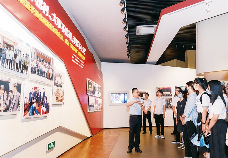黨的十八大以來，習近平總書記多次對堅持和發(fā)展“楓橋經(jīng)驗”作出重要指示，推動新時代“楓橋經(jīng)驗”在基層社會治理中煥發(fā)勃勃生機。圖為青年學子在浙江省諸暨市楓橋鎮(zhèn)的楓橋經(jīng)驗陳列館參觀學習（2022年8月25日攝）。 新華社記者 徐昱/攝
