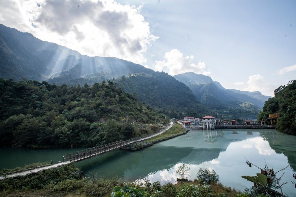 這是2022年11月8日拍攝的尼泊爾上馬相迪A水電站大壩。上馬相迪A水電站位于尼泊爾西部勒姆宗縣，2013年1月開工建設(shè)，2017年1月1日投入商業(yè)運(yùn)營(yíng)。該水電站投入運(yùn)營(yíng)以來(lái)，極大緩解了尼泊爾電力緊缺局面。新華社發(fā)（哈里·馬哈爾詹 攝）