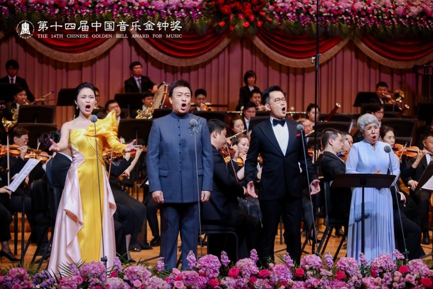 龔爽（左一）、呂繼宏（左二）、石倚潔（右二）、迪里拜爾（右一）四位藝術(shù)家領(lǐng)唱《領(lǐng)航》。主辦方供圖