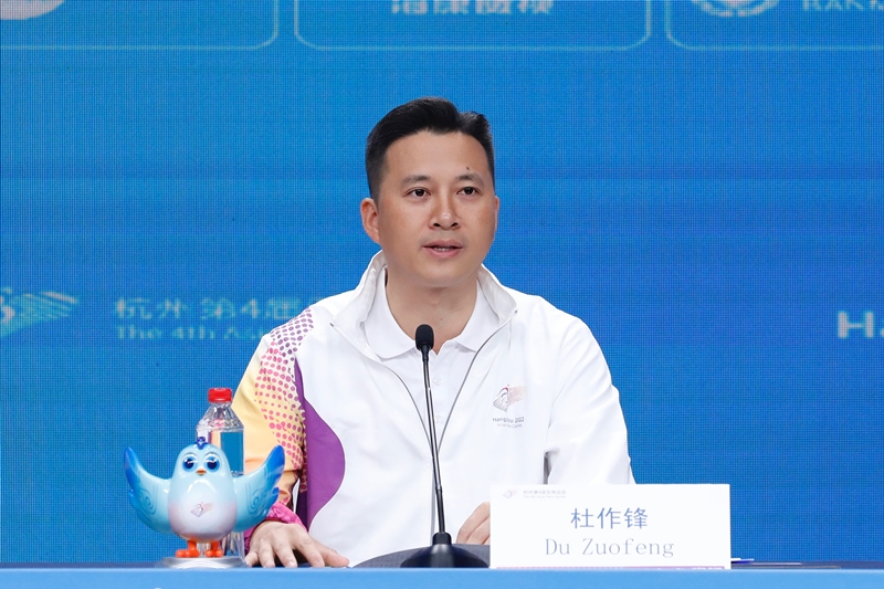 杭州亞殘運(yùn)會(huì)火炬?zhèn)鬟f指揮中心副指揮長(zhǎng)杜作鋒介紹火炬?zhèn)鬟f工作安排。杭州亞殘組委供圖