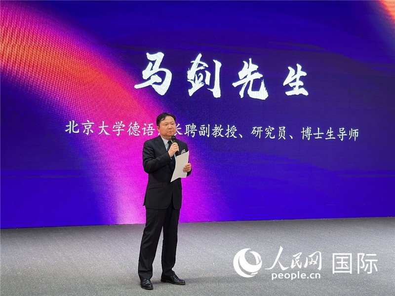 北京大學德語系長聘副教授馬劍點評學生表現(xiàn)。（攝影：張麗鷗）
