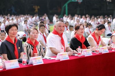 圖②：全國(guó)人大代表與朵力小學(xué)學(xué)生一起聽(tīng)課。