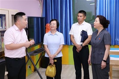 圖③：“小公民法律課堂”開(kāi)講前，全國(guó)人大代表殷其龍（右二）、重慶市人大代表李自玲（左二）聽(tīng)取楊家坪中學(xué)負(fù)責(zé)人關(guān)于未成年人思想教育工作情況的介紹。