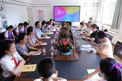 圖⑤：法治宣講結(jié)束后，重慶五中院組織召開(kāi)座談會(huì)，聽(tīng)取人大代表和朵力小學(xué)教師、家長(zhǎng)代表對(duì)法院未成年人保護(hù)工作的意見(jiàn)建議。