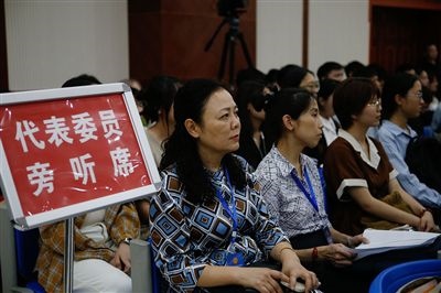 圖④：重慶五中院在西南政法大學(xué)開(kāi)庭審理一起執(zhí)行異議之訴二審案，重慶市人大代表張濤（左一）、周藝梅（左二）和學(xué)生一起觀摩庭審。