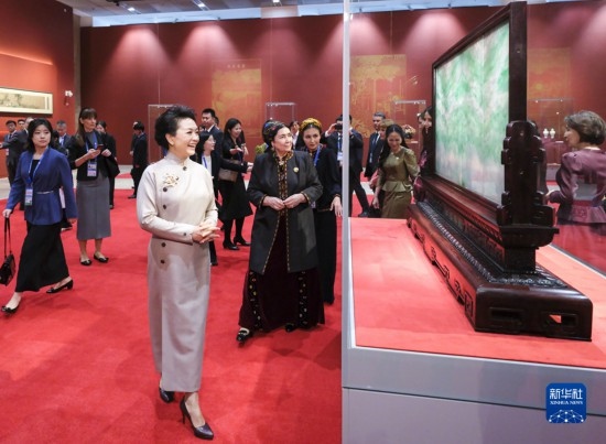 10月18日上午，國家主席習(xí)近平夫人彭麗媛邀請(qǐng)出席第三屆“一帶一路”國際合作高峰論壇的外方領(lǐng)導(dǎo)人夫人參觀中國工藝美術(shù)館（中國非物質(zhì)文化遺產(chǎn)館）。這是彭麗媛同外方領(lǐng)導(dǎo)人夫人參觀展品。新華社記者 丁林 攝