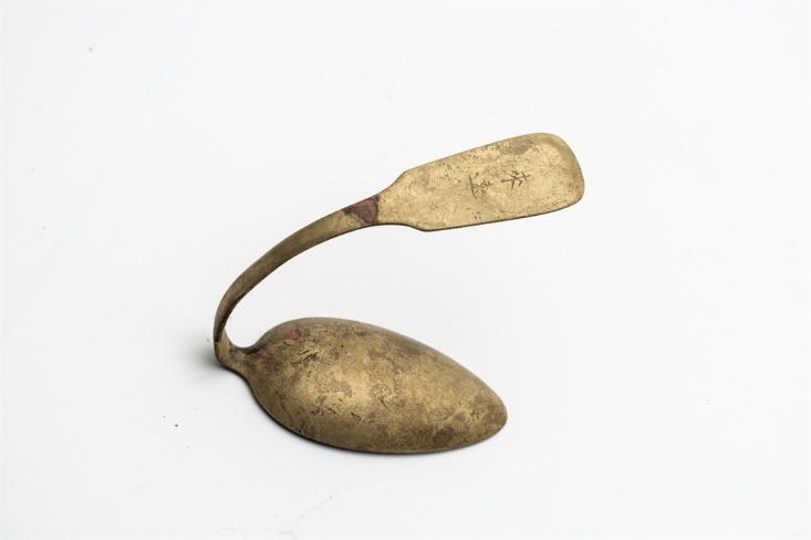 鏨刻“來(lái)遠(yuǎn)”的湯勺。國(guó)家文物局供圖