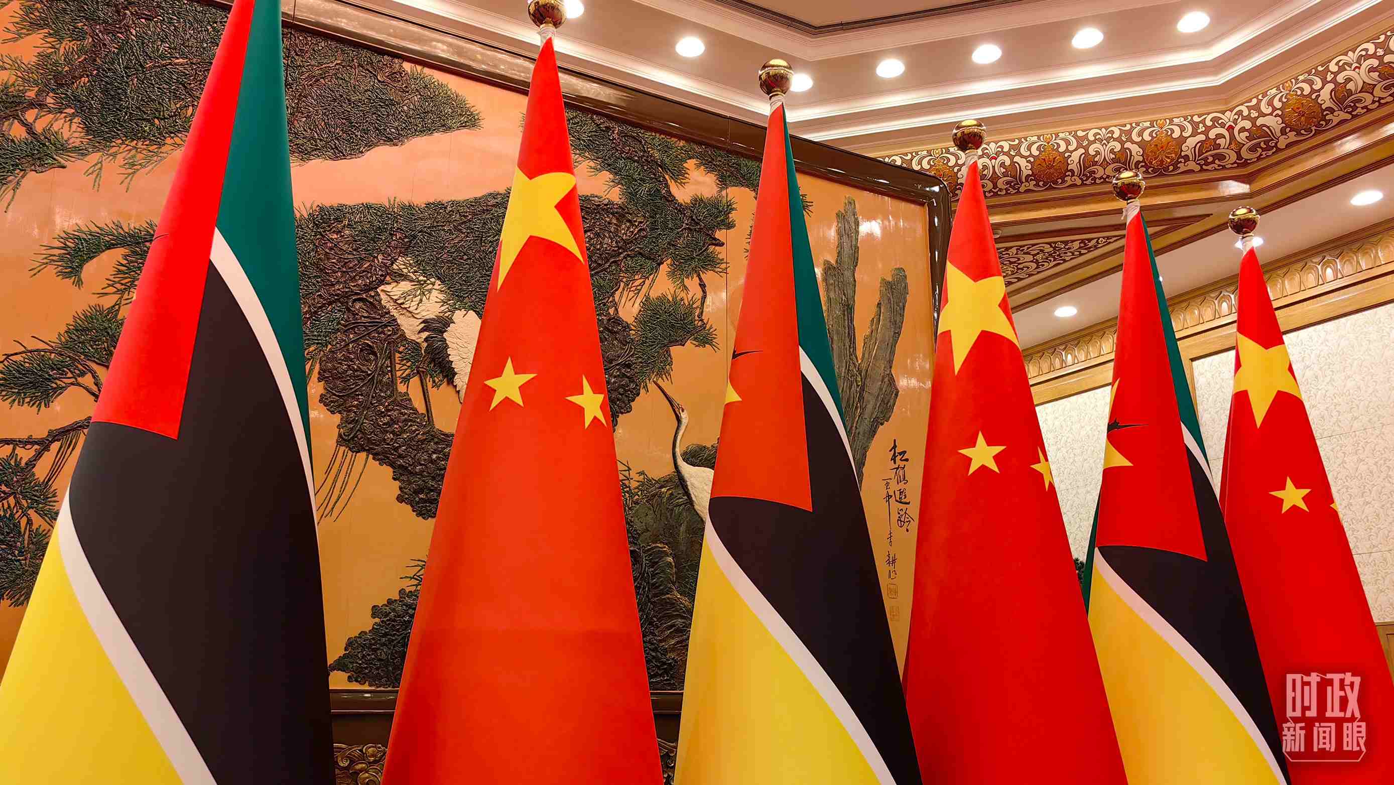 △會見現(xiàn)場，中國、莫桑比克兩國國旗。（總臺央廣記者潘毅拍攝）