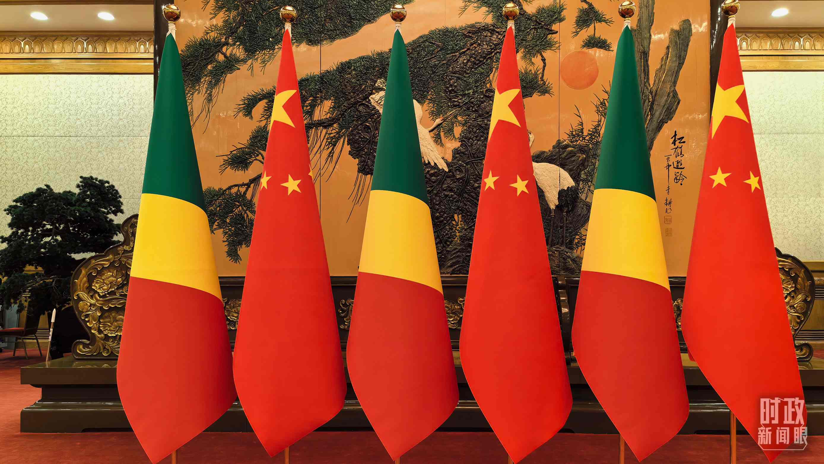 △會見現(xiàn)場的中國、剛果（布）兩國國旗。（總臺央視記者陸泓宇拍攝）