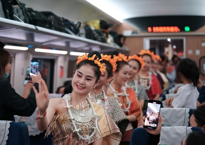 老撾工作人員在中老鐵路上開(kāi)行的D887次國(guó)際旅客列車上表演（4月13日攝）。新華社記者 邢廣利 攝