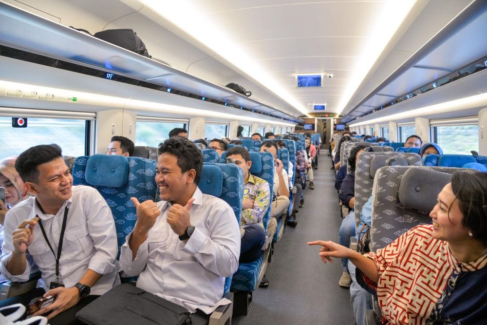 △2023年10月17日，G1137次動車組列車從印尼雅加達哈利姆車站開出。雅加達至萬隆最快鐵路運行時間從3個多小時縮短至46分鐘。