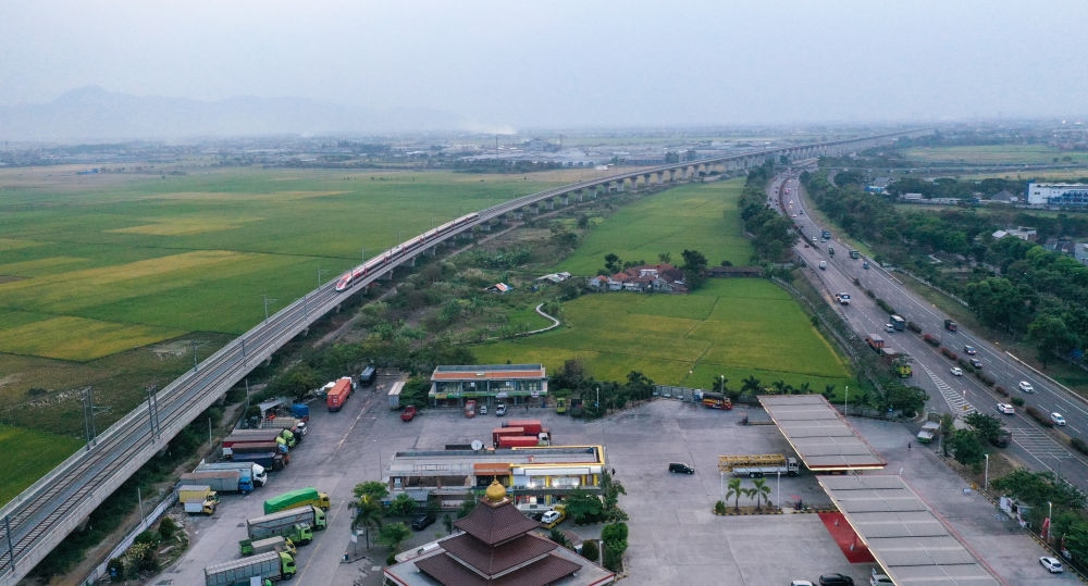 這是在印度尼西亞萬隆拍攝的一列行駛中的雅萬高鐵高速動車組列車（2023年10月17日攝，無人機照片）。新華社記者 徐欽 攝