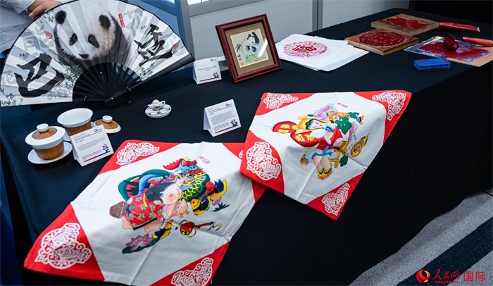 活動(dòng)現(xiàn)場(chǎng)的現(xiàn)場(chǎng)文創(chuàng)展、互動(dòng)體驗(yàn)區(qū)、非遺區(qū)展示。人民網(wǎng) 郭錦標(biāo)攝