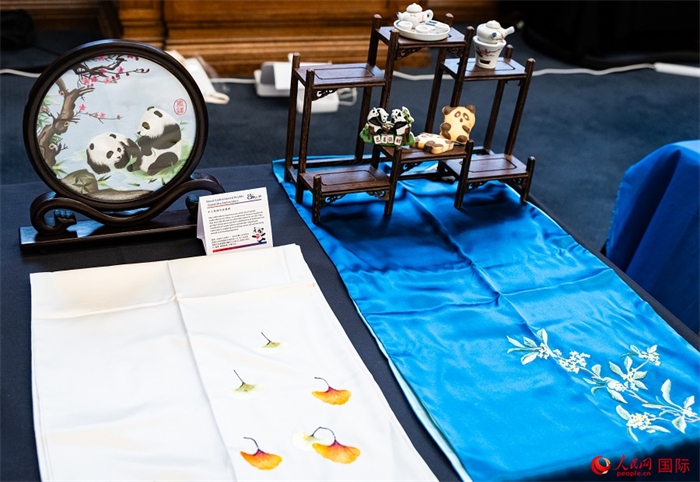 活動(dòng)現(xiàn)場(chǎng)的現(xiàn)場(chǎng)文創(chuàng)展、互動(dòng)體驗(yàn)區(qū)、非遺區(qū)展示。人民網(wǎng) 郭錦標(biāo)攝