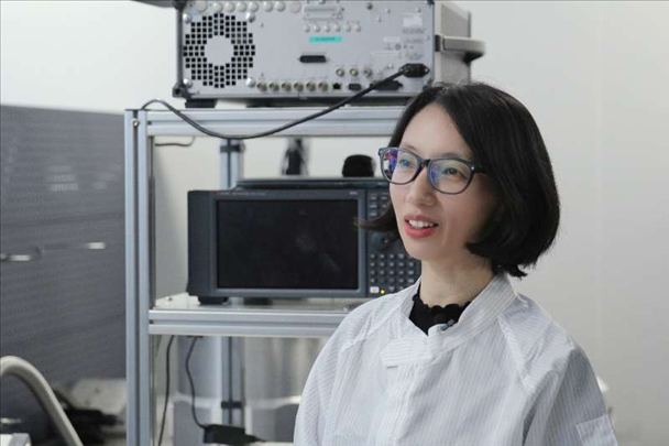 李婧在中國科學院紫金山天文臺毫米波和亞毫米波技術(shù)實驗室。（受訪者供圖）