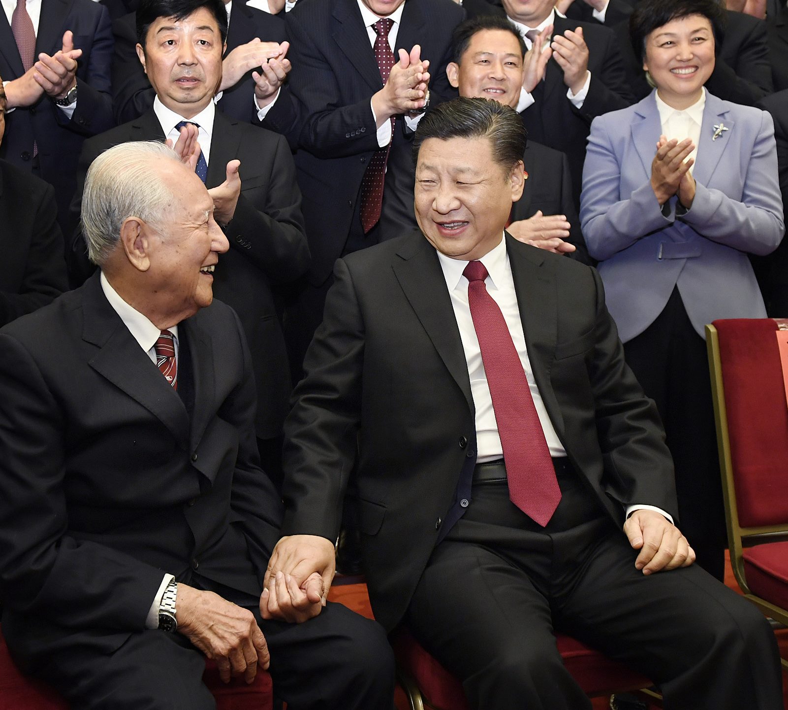 2017年11月17日，全國(guó)精神文明建設(shè)表彰大會(huì)在北京人民大會(huì)堂舉行。圖為習(xí)近平邀請(qǐng)黃旭華代表坐在自己身邊合影。