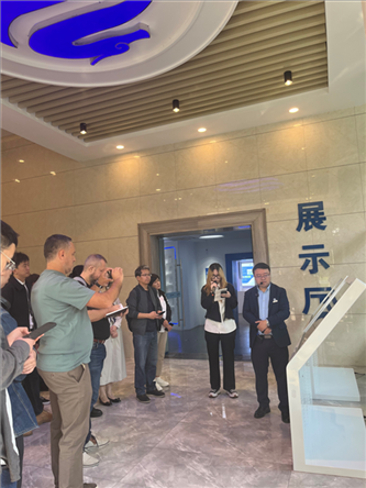 （在文瀾智谷中試產業(yè)基地，中外記者深入了解科技轉化情況 趙橙涔攝）