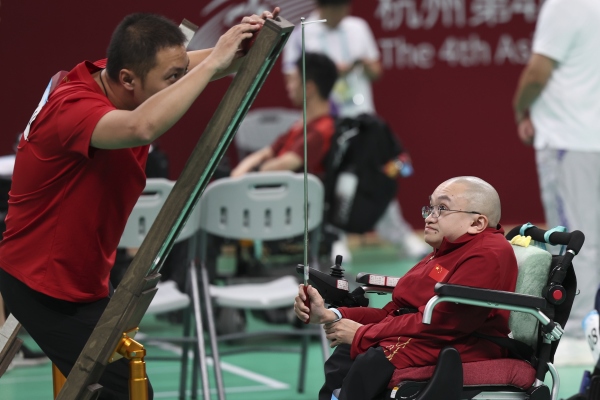 10月23日，杭州第4屆亞殘運(yùn)會硬地滾球男子個人BC3級循環(huán)賽舉行。圖為中國隊(duì)選手易永寧（右）在比賽中。圖片來源：杭州亞殘組委會