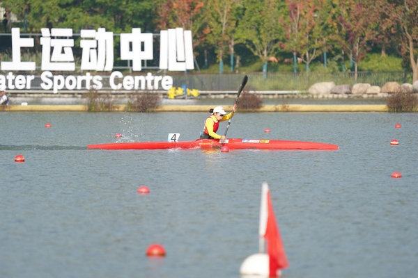 10月23日，杭州第4屆亞殘運(yùn)會皮劃艇女子KL1級比賽，中國隊(duì)選手謝毛三在比賽中。人民網(wǎng)記者 李乃妍攝